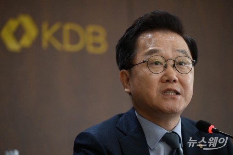 강석훈 산업은행 회장 이임식···&quot;AI 기반 산업 지속 지원 해달라&quot;