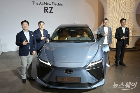 렉서스 첫 전기차 'RZ450e' 출시...377km 주행 가능