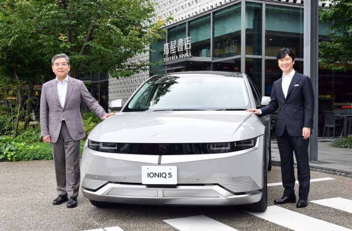 장재훈(왼쪽) 현대차 사장, 다카하시 야스노리 CCC 대표이사 사장 겸 COO가 도쿄 다이칸야마 티사이트(T-SITE)에서 아이오닉5와 기념 촬영을 하고 있다. 사진=현대차 제공