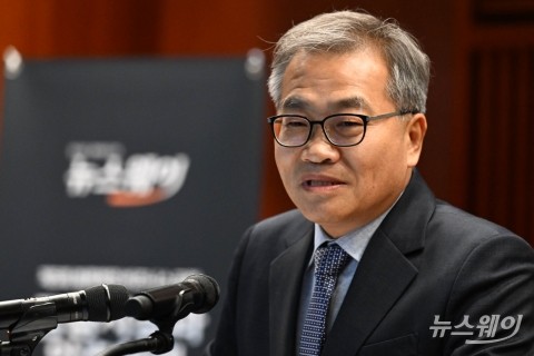 '제5회 블록체인 비즈니스 포럼'···개회사하는 강혁 뉴스웨이 대표