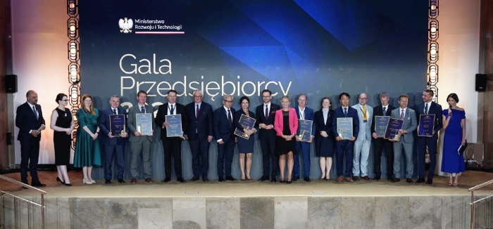 SK아이이테크놀로지(이하 SKIET) 폴란드법인이 지난 22일(현지시각) '폴로니카 프로그레시오' 시상식에서 '지속가능성 리더' 장관상을 수상했다. 사진=SK아이이테크놀로지 제공