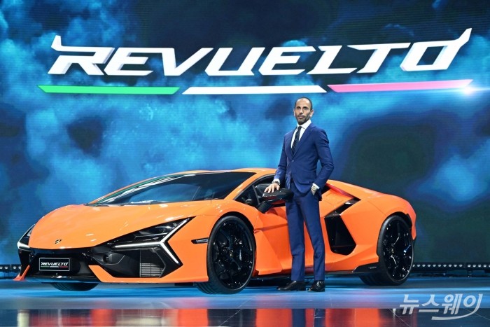 프란체스코 스카르다오니 람보르기니 아태지역 총괄이 23일 경기 김포시 한국타임즈항공에서 열린 최초의 플러그인 하이브리드 모델 '레부엘토' 출시 기자간담회에서 기념 촬영을 하고 있다. 사진=강민석 기자 kms@newsway.co.kr
