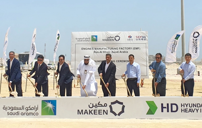 사우디 라스 알 헤어(Ras Al-Khair)에서 진행된 'MAKEEN' 엔진공장 착공식에서 한영석 HD현대중공업 부회장(왼쪽에서 두번째)과 참석자들이 기념사진을 촬영하고 있다. 사진=HD현대 제공