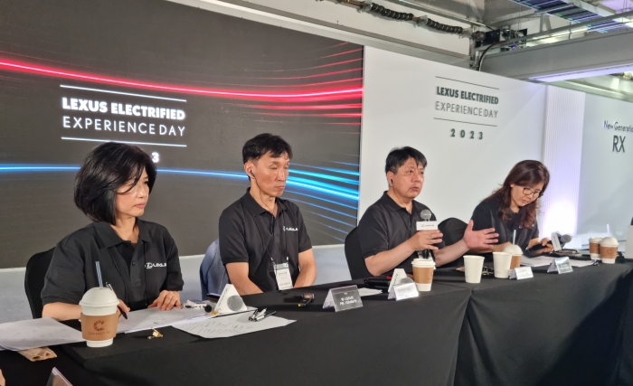 카사이 요이치로 RZ 부수석 엔지니어(왼쪽 두 번째)와 오노 타카아키 RX 수석 엔지니어(왼쪽 세 번째)가 질문에 답을 하고 있다. 사진=김다정 기자