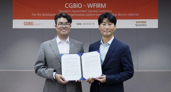 유현승 시지바이오 대표(왼쪽)와 WFIRM 이상진 교수가 연구 계약 체결 후 기념 촬영을 하고 있다. 사진=시지바이오 제공