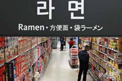 정부 압박 백기 든 라면업계···'가격 인하 동참'