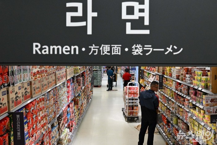 국내 주요 라면 기업들이 가격 인하 릴레이에 동참하고 있는 29일 오후 서울 시내 대형마트에서 소비자들이 상품을 살펴보고 있다. 사진=강민석 기자 kms@newsway.co.kr