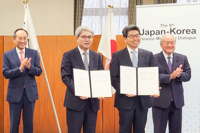 윤희성 수출입은행장과 노부미츠 하야시 JBIC 총재가 29일 일본 재무성에서 '금융협력 MOU'를 체결했다. 사진=수출입은행 제공