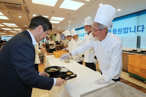직원들과 가까워 질 수 있다면···임종룡, 점심시간 배식맨 자처