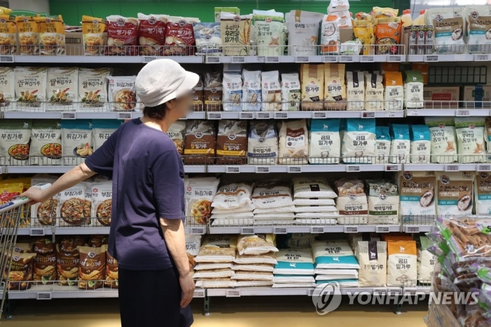 소비자가 대형마트에서 밀가루를 둘러보고 있다. 사진=연합뉴스 제공