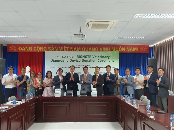 바이오노트는 화성상공회의소와 함께 지난달 30일 베트남 하노이 국립 농업대학교를 방문해 자사 제품을 기증했다. 사진=바이오노트 제공
