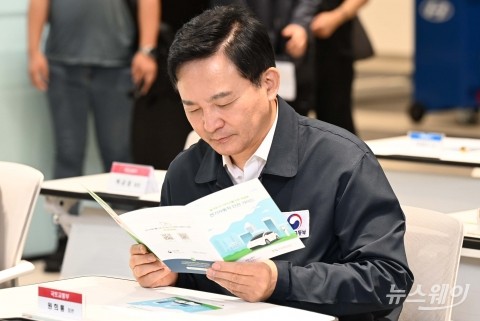 전기차 특별 안전점검 자료 살펴보는 원희룡