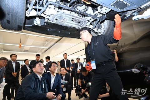 '전기차 특별안전점검' 설명 듣는 원희룡 장관-김동욱 부사장