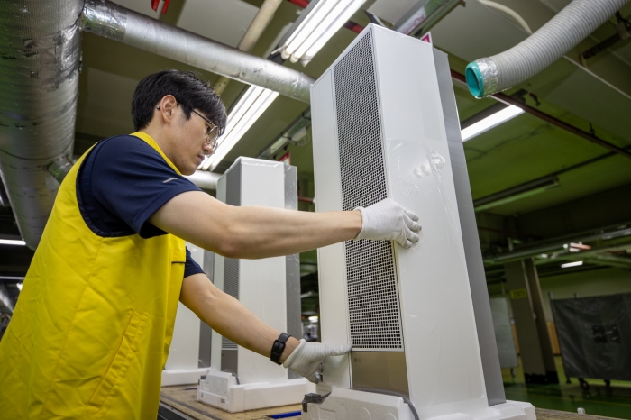 LG전자 직원이 경남 창원 LG스마트파크 에어컨 생산라인에서 'LG 휘센 오브제컬렉션 엣지'를 생산하고 있다. 사진=LG전자 제공