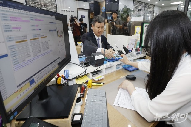 한창섭 행안부 차관, '새마을금고 정기예금통장' 개설