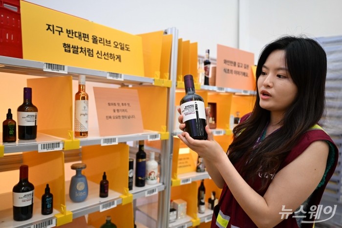 '2023 컬리 푸드 페스타'가 6일 서울 중구 동대문디자인플라자에서 열린 가운데 관계자가 와인을 설명하고 있다. 사진=강민석 기자 kms@newsway.co.kr