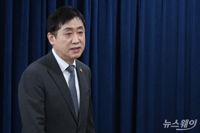 김주현 금융위원회 위원장이 7일 오전 서울 종로구 정부서울청사 본관에서 열린 취임 1주년 기자간담회에 참석하기 위해 연단으로 이동하고 있다. 사진=강민석 기자 kms@newsway.co.kr