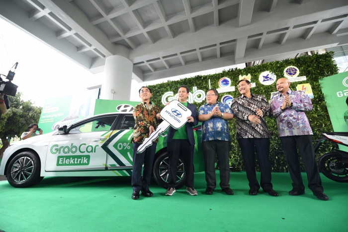 지난 2019년 12월 13일 인도네시아 자카르타 해양투자조정부 청사에서 전기차 기반의 차량호출 서비스에 이용될 '아이오닉 일렉트릭'의 전달식이 진행되고 있다. 사진=현대차 제공