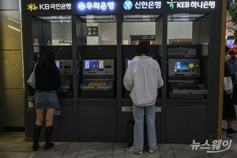합치고 늘리고···점포 실험하는 은행들