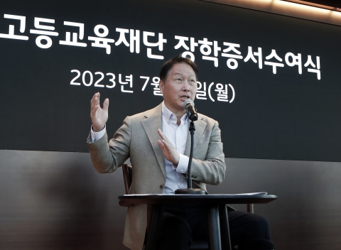 최태원, 장학생들과 오찬···&quot;한국이 세계 리더 될 수 있도록 힘써 달라&quot;