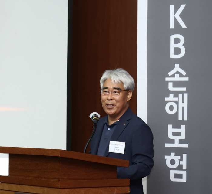 김기환 KB손해보험 사장이 지난 12일 개최된 '2023년 하반기 경영전략 회의'에서 진행된 CEO 특강 시간에 발언을 하고 있다. 사진=KB손해보험 제공