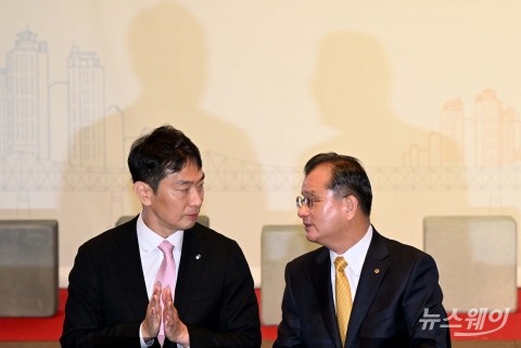 대화하는 이복현 금감원장·여승주 한화생명 대표이사
