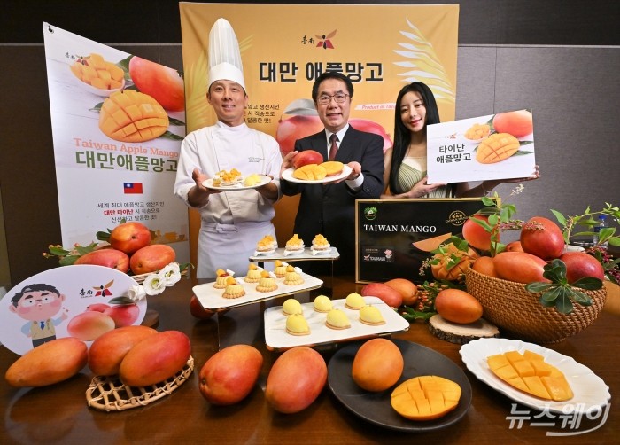 타이난시와 대만 농업위원회, 진원무역이 13일 오전 서울 중구 롯데호텔에서 대만 애플망고를 알리는 행사를 진행한 가운데 황웨이저 대만 타이난시 시장이 대만 애플망고를 활용한 디저트를 선보이고 있다.사진=이수길 기자Leo2004@newsway.co.kr