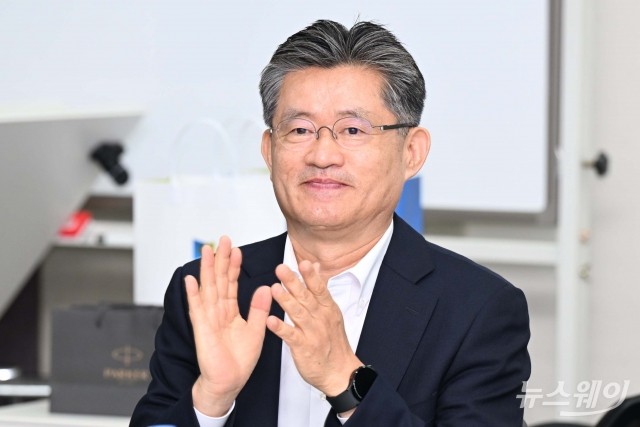 '저작권 보호 업무협약식'서 박수치는 이의춘 인신협 대표
