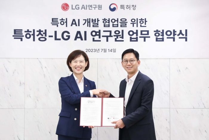 LG AI연구원과 특허청이 14일 서울 강서구 마곡 LG사이언스파크에서 특허 전문가 AI 개발을 위한 업무 협약식을 진행했다. (왼쪽부터) 이인실 특허청장과 배경훈 LG AI연구원장이 기념촬영을 하고 있다. 사진=LG 제공