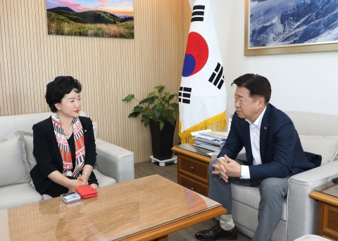 강신숙 Sh수협은행장, 오영훈 제주지사와 면담···고향사랑기부금도 전달