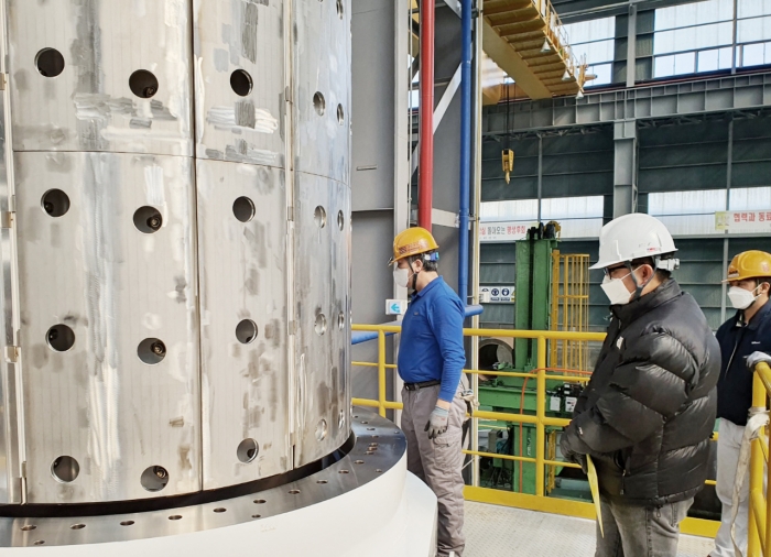 세아베스틸 관계자가 북미에 수출한 사용후 핵연료 운반저장겸용용기 내부에 방사능 차폐를 위해 격자모양의 바스켓을 설치하고 있다. 사진=세아베스틸 제공