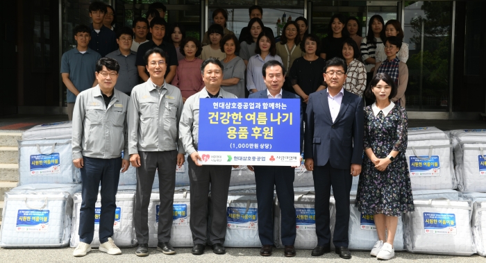 현대삼호중공업은 지난 17일 목포시청에서 박홍률 시장에게 지역 저소득층 가구들에 지원할 이불세트 100개를 전달했다. 사진=HD현대 제공