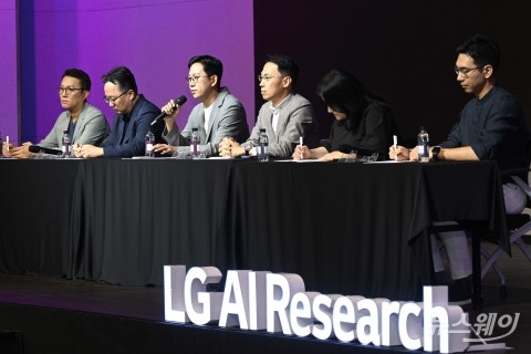 취재진 질문 답하는 배경훈 LG AI연구원장