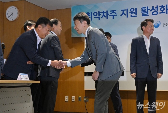 이복현 금융감독원장이 19일 서울 중구 IBK 기업은행 본점에서 열린 취약차주 지원 활성화를 위한 중소기업·소상공인 간담회에 참석했다. 사진=이수길 기자 Leo2004@newsway.co.kr