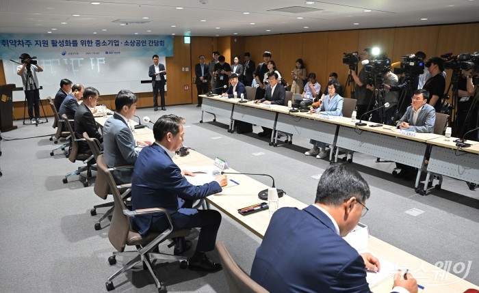 이복현 금융감독원장이 19일 서울 중구 IBK 기업은행 본점에서 열린 취약차주 지원 활성화를 위한 중소기업·소상공인 간담회에 참석했다. 사진=이수길 기자 Leo2004@newsway.co.kr