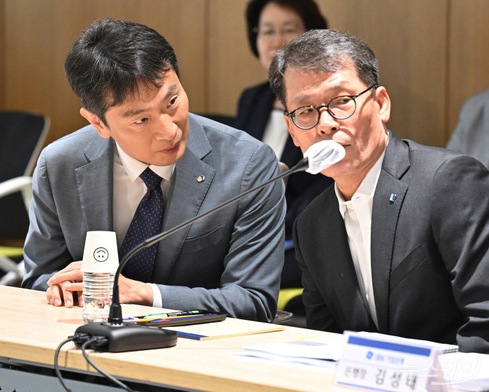 이복현 금융감독원장이 19일 서울 중구 IBK 기업은행 본점에서 열린 취약차주 지원 활성화를 위한 중소기업·소상공인 간담회에 참석했다. 사진=이수길 기자 Leo2004@newsway.co.kr