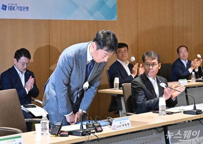 이복현 금융감독원장이 19일 서울 중구 IBK 기업은행 본점에서 열린 취약차주 지원 활성화를 위한 중소기업·소상공인 간담회에 참석했다. 사진=이수길 기자 Leo2004@newsway.co.kr