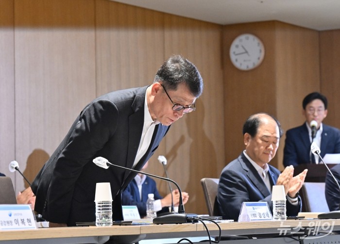 이복현 금융감독원장이 19일 서울 중구 IBK 기업은행 본점에서 열린 취약차주 지원 활성화를 위한 중소기업·소상공인 간담회에 참석했다. 사진=이수길 기자 Leo2004@newsway.co.kr