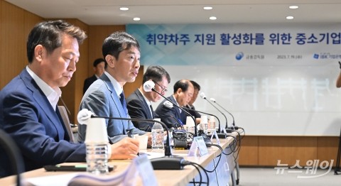 이복현 "'비 올 때 우산 뺏기'식 대응 안돼"
