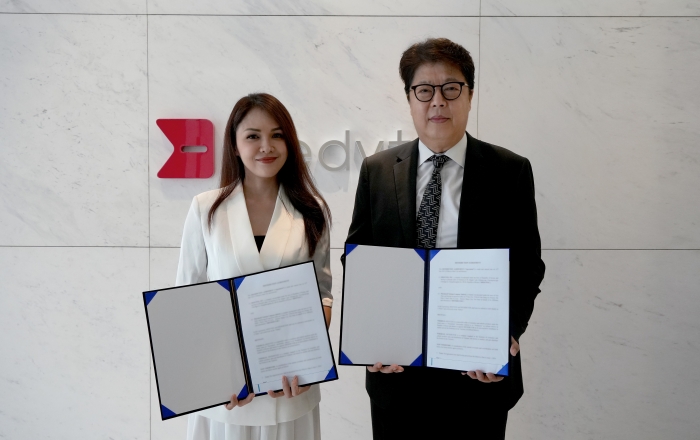 베트남 현지 유통사 PCVN의 DINH THI KIEU OANH 대표와 메디톡스 주희석 부사장이 파트너십 계약 체결 후 기념 촬영을 하고 있다. 사진=메디톡스 제공
