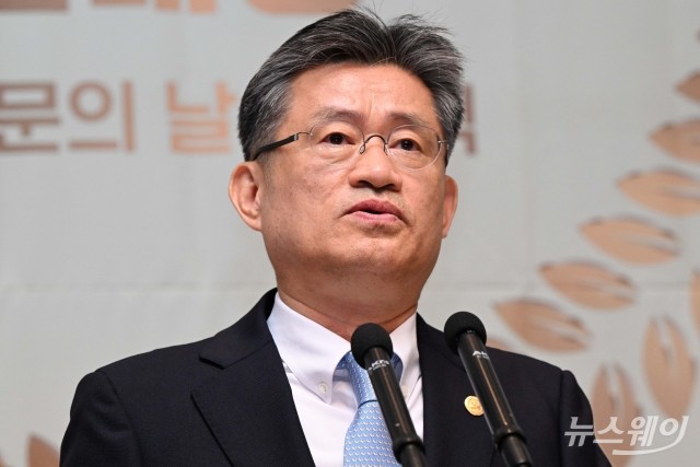 '2023 인터넷신문의 날' 기념식서 개회사하는 이의춘 인신협 회장
