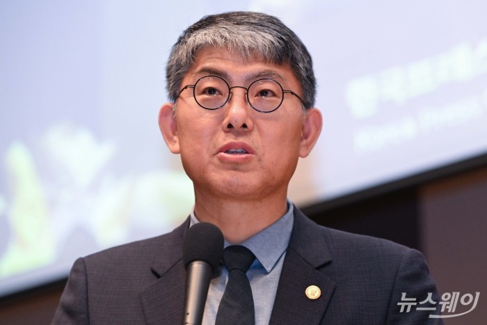 김지방 한국인터넷신문협회 부회장이 19일 오후 서울 중구 한국프레스센터에서 열린 '2023 인터넷신문의 날' 기념식에서 인터넷신문 언론대상 심사 총평을 하고 있다. 사진=강민석 기자 kms@newsway.co.kr