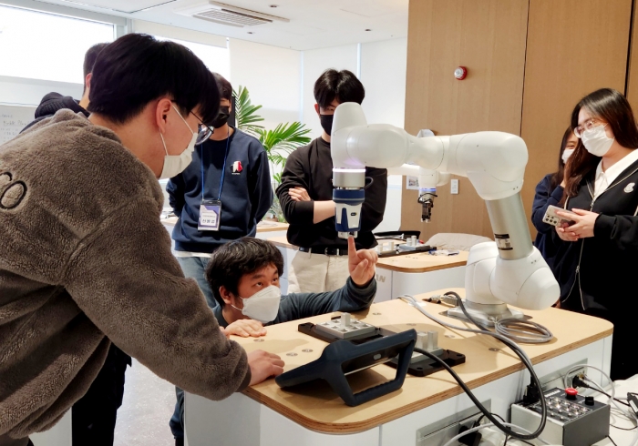 분당두산타워 내 위치한 두산로보틱스 공식교육센터에서 학생들이 협동로봇 관련 교육을 수강하고 있다. 사진=두산로보틱스 제공