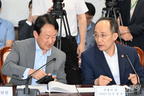 대화하는 추경호 부총리·이병건 회장