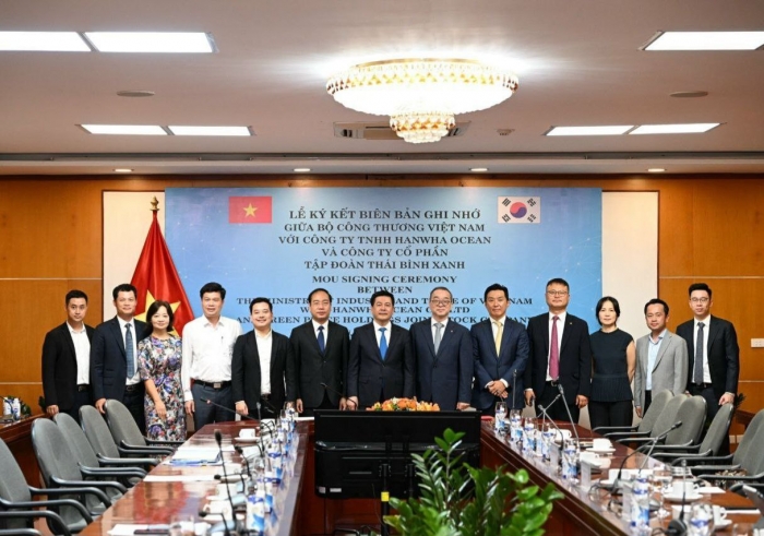 한화오션은 22일 베트남 하노이에서 베트남 산업무역부와 '베트남 인력 양성과 채용 등을 위한 포괄적 협력사업' MOU를 체결했다. 사진=한화오션 제공