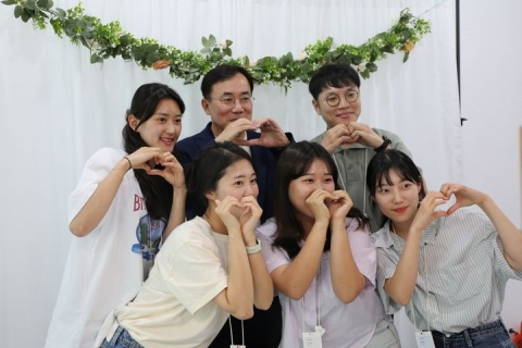 직원들과 '인생네컷' 찍는 정철동 LG이노텍 사장···"사내 소통 강화"