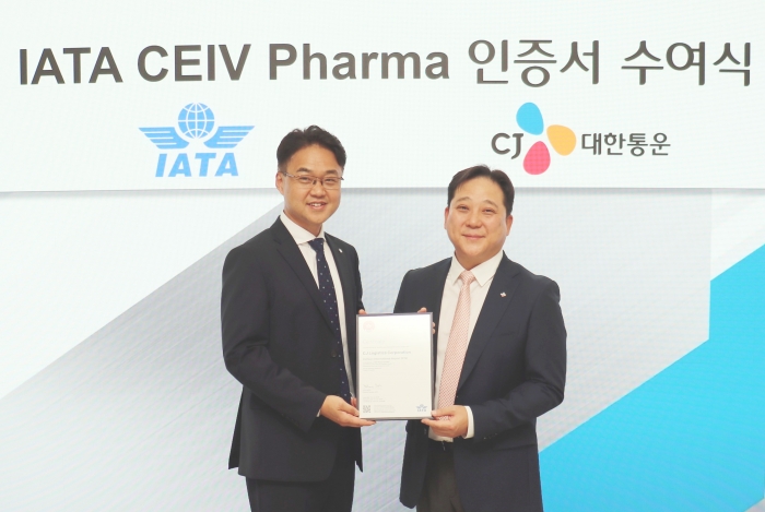장영호 CJ대한통운 IFS본부장(오른쪽)와 김백재 IATA 한국지사장이 서울 종로구에 위치한 CJ대한통운 본사에서 CEIV 파마 인증서를 들고 기념촬영하고 있다. 사진=CJ대한통운 제공