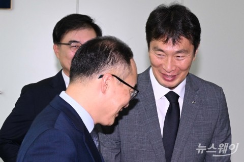 '가상자산합동수사단 출범식'서 대화하는 이복현·이원석