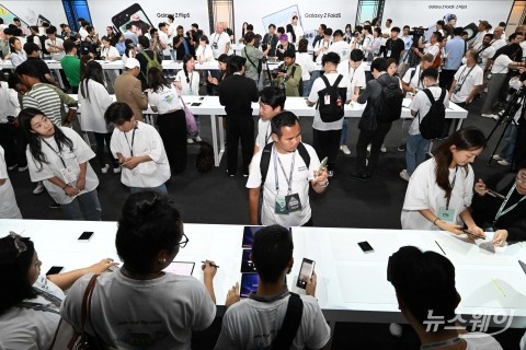 '갤럭시 언팩'···갤럭시Z플립5·폴드5 체험하는 참석자들