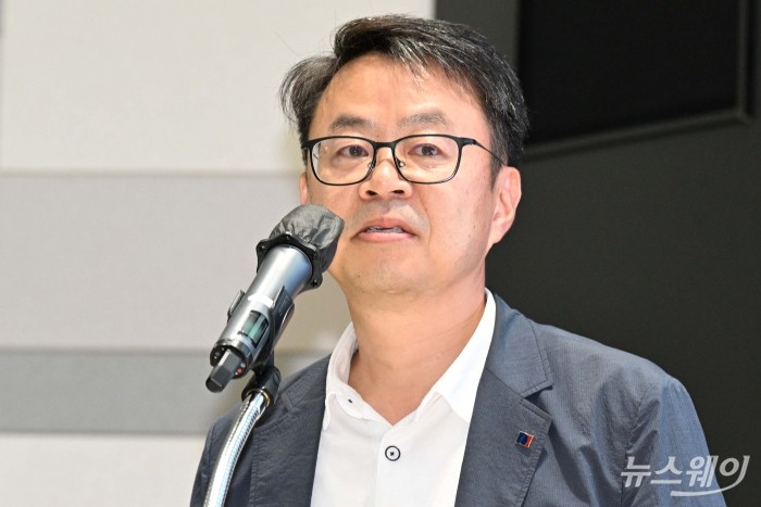 박홍배 전국금융산업노동조합 위원장이 31일 오전 서울 여의도 KDB산업은행 본점 IR센터에서 열린 '산업은행 부산 이전 타당성 검토 연구용역 결과 발표회'에서 축사를 하고 있다. 사진=강민석 기자 kms@newsway.co.kr